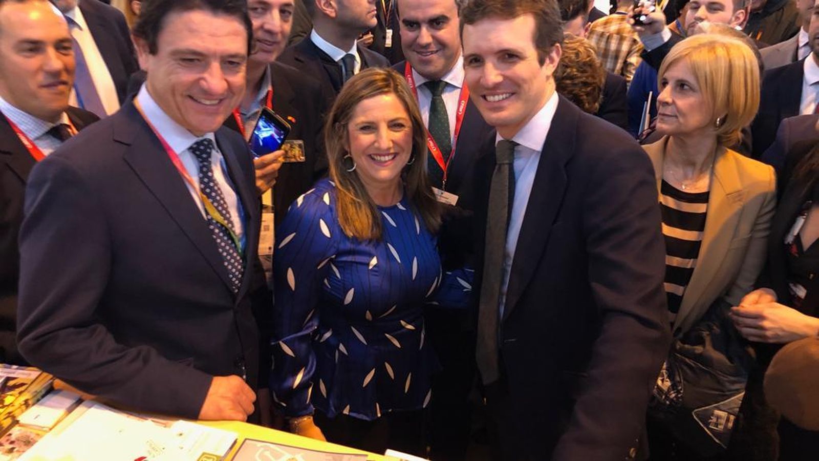 Irene García con Pablo Casado, en Fitur