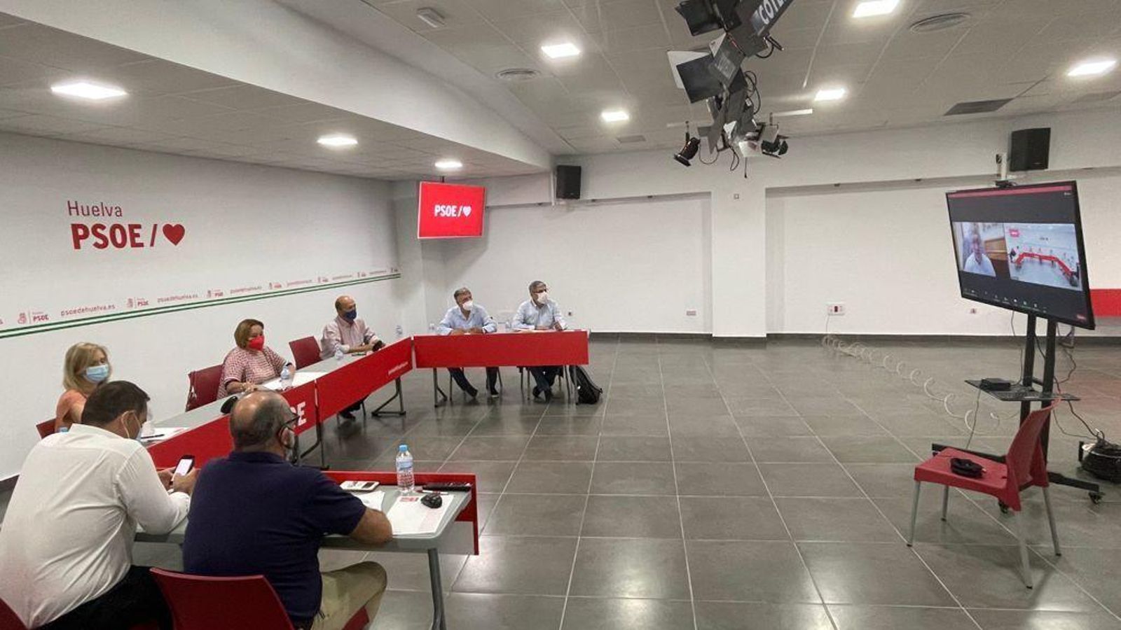Imagen de la reunión con el secretario de Estado en la sede del PSOE de la capital.