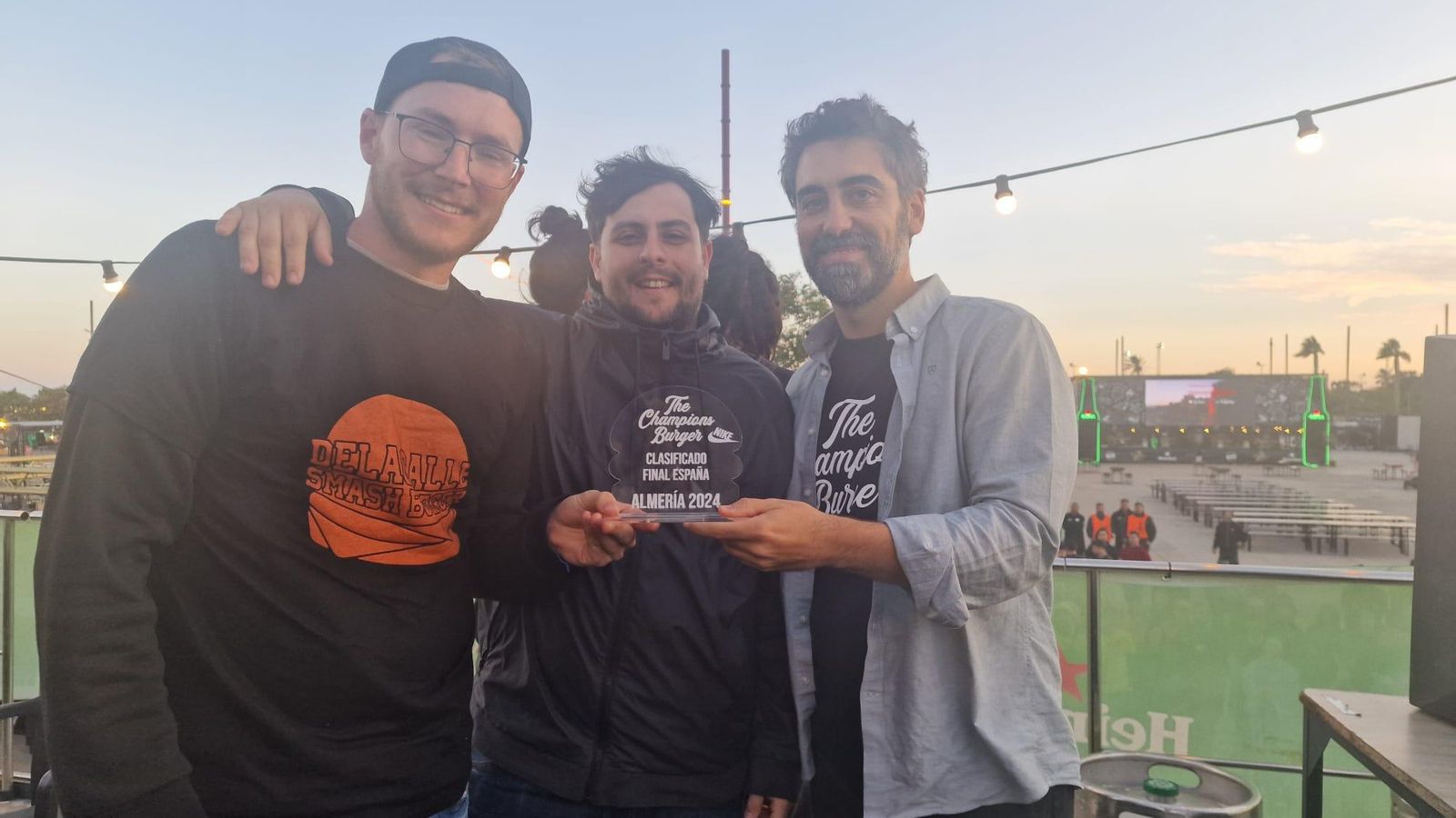 Los creadores de la hamburguesa ‘Delacalle’ con el concejal de Turismo