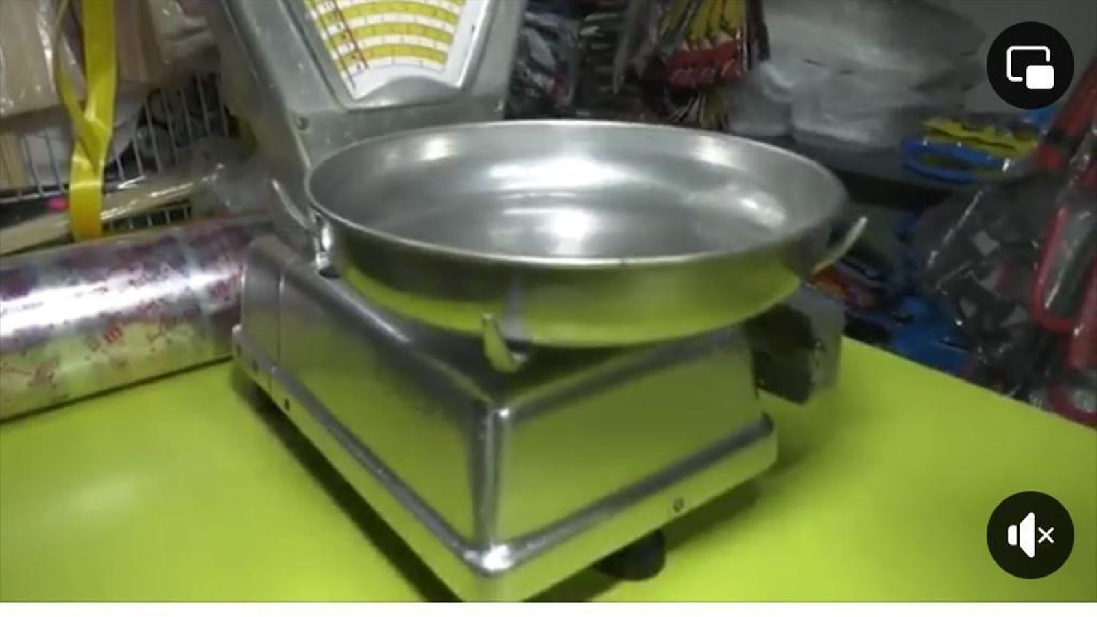 Báscula antigua que todavía conservan las hermanas en la Dulcería Cádiz.