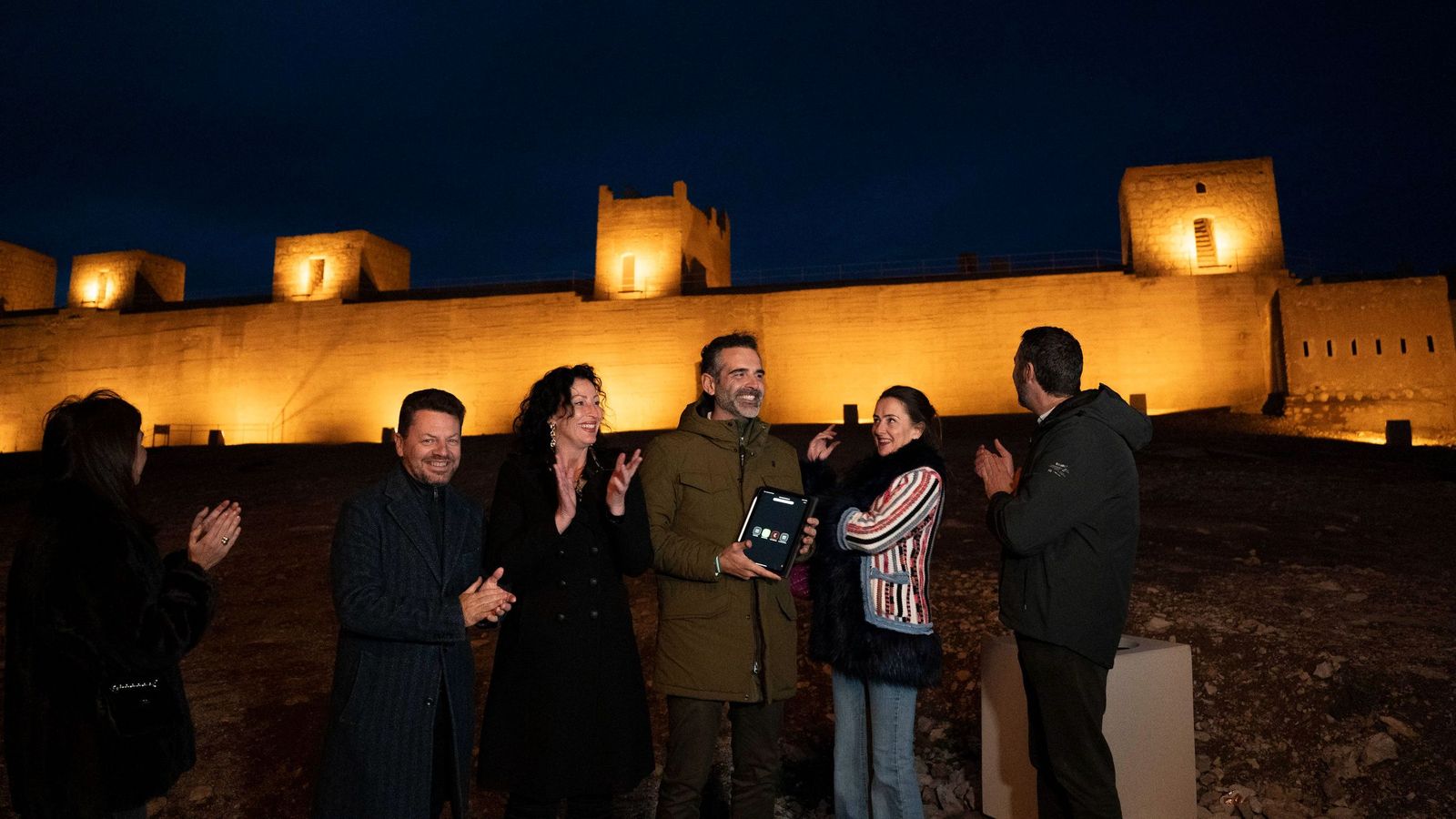 El consejero Ramón Fernández-Pacheco ha sido el encargado de encender las luces de las murallas.
