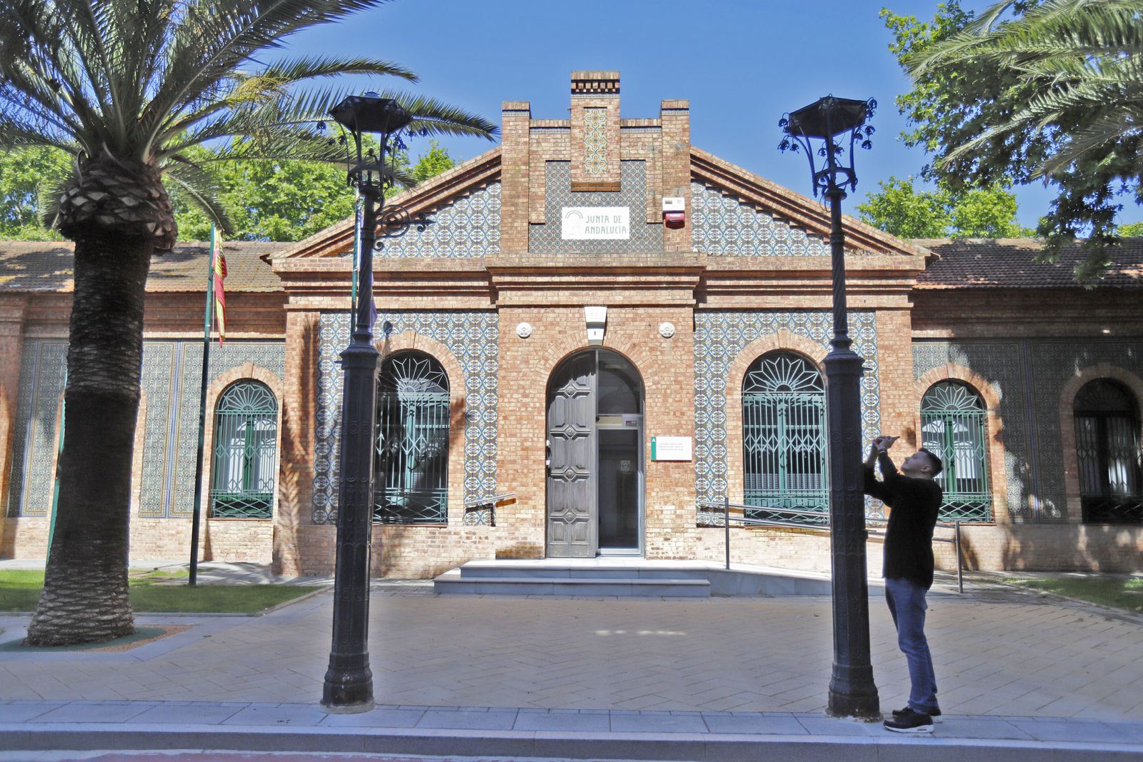 Farolas de las Antiguas oficinas de la línea Huelva-Zafra, hoy delegación de Turismo de la Junta