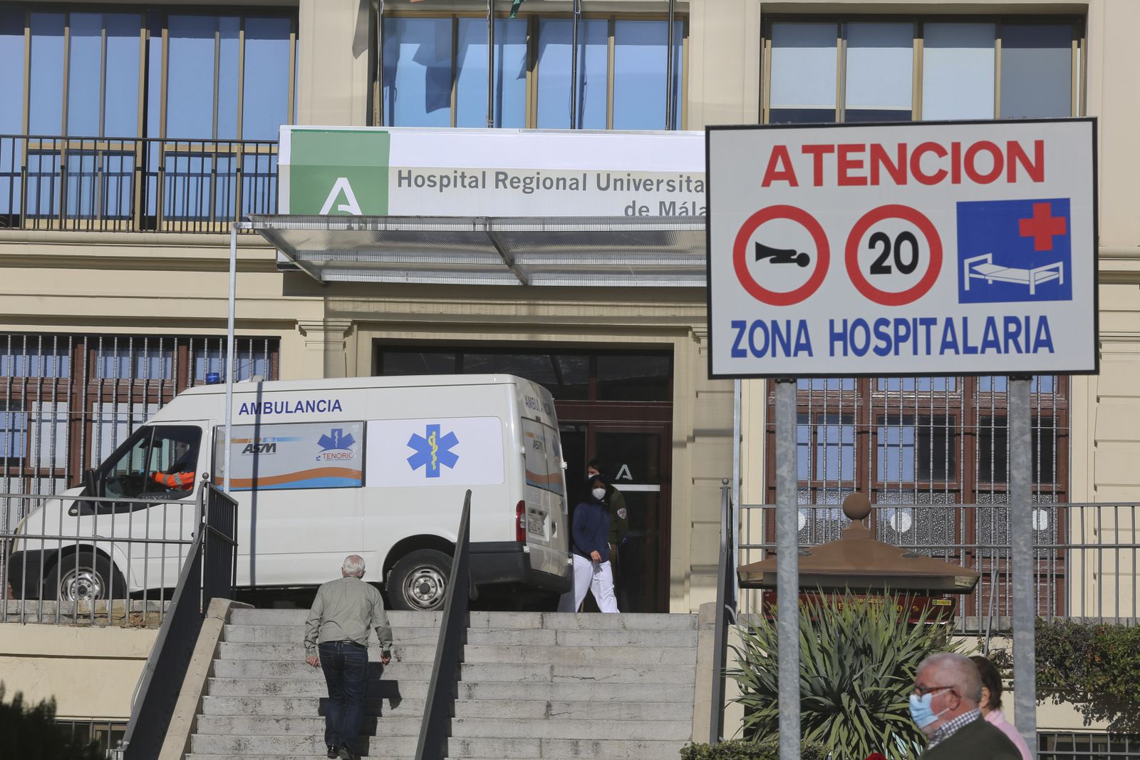 Una de las entradas del Hospital Regional de Málaga.