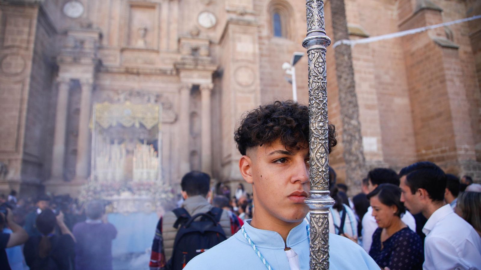 Vea la salida de la Hermandad de Los Ángeles de la Catedral de Almería