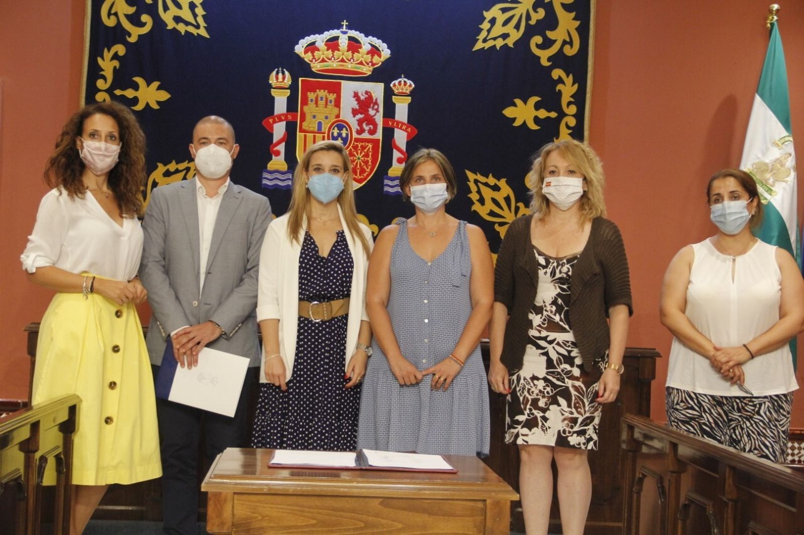 La alcaldesa con los reprsentantes de los grupos municipales que ha participado en la comisión y suscrito el documento de Relanza Alcalá.