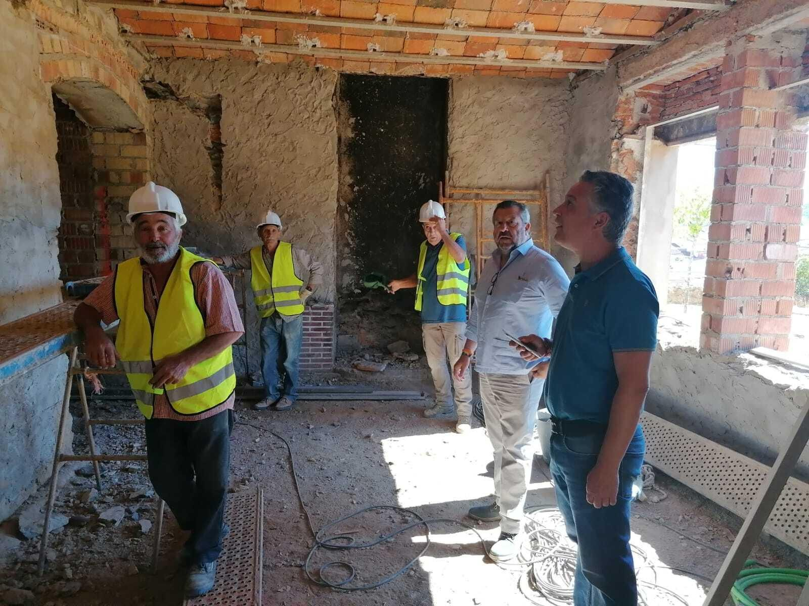 Obras en las antiguas casas del médico y del maestro de Cabezas Rubias.