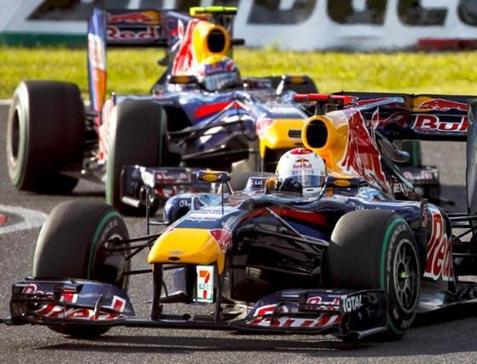 Fernando Alonso logra superar el peor circuito que le quedaba para Ferrari F10 con un tercer puesto detrás de los Red Bull del alemán Sebastian Vettel y del australiano Mark Webber

Foto: efe