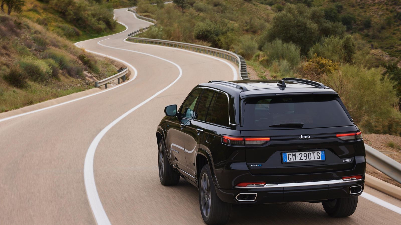 El Grand Cherokee, un SUV de mide 4,91 m de largo, 1,97 m de ancho y 1,80 m de alto, será híbrido enchufable. Al menos, por el momento.