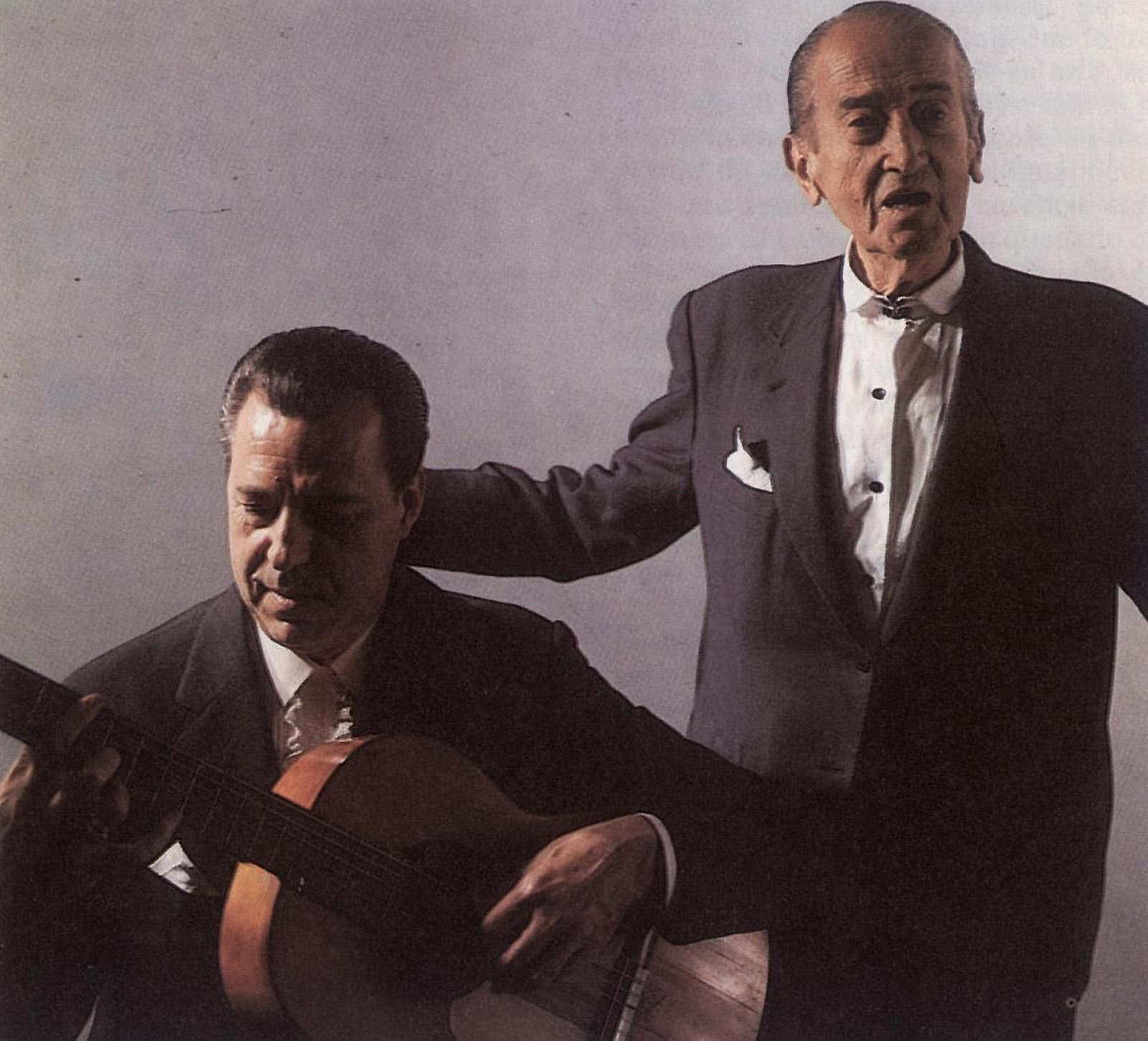 El cantaor Bernardo el de los Lobitos fue el primero en grabar la nana flamenca. En la imagen, con Manolo el Sevillano.