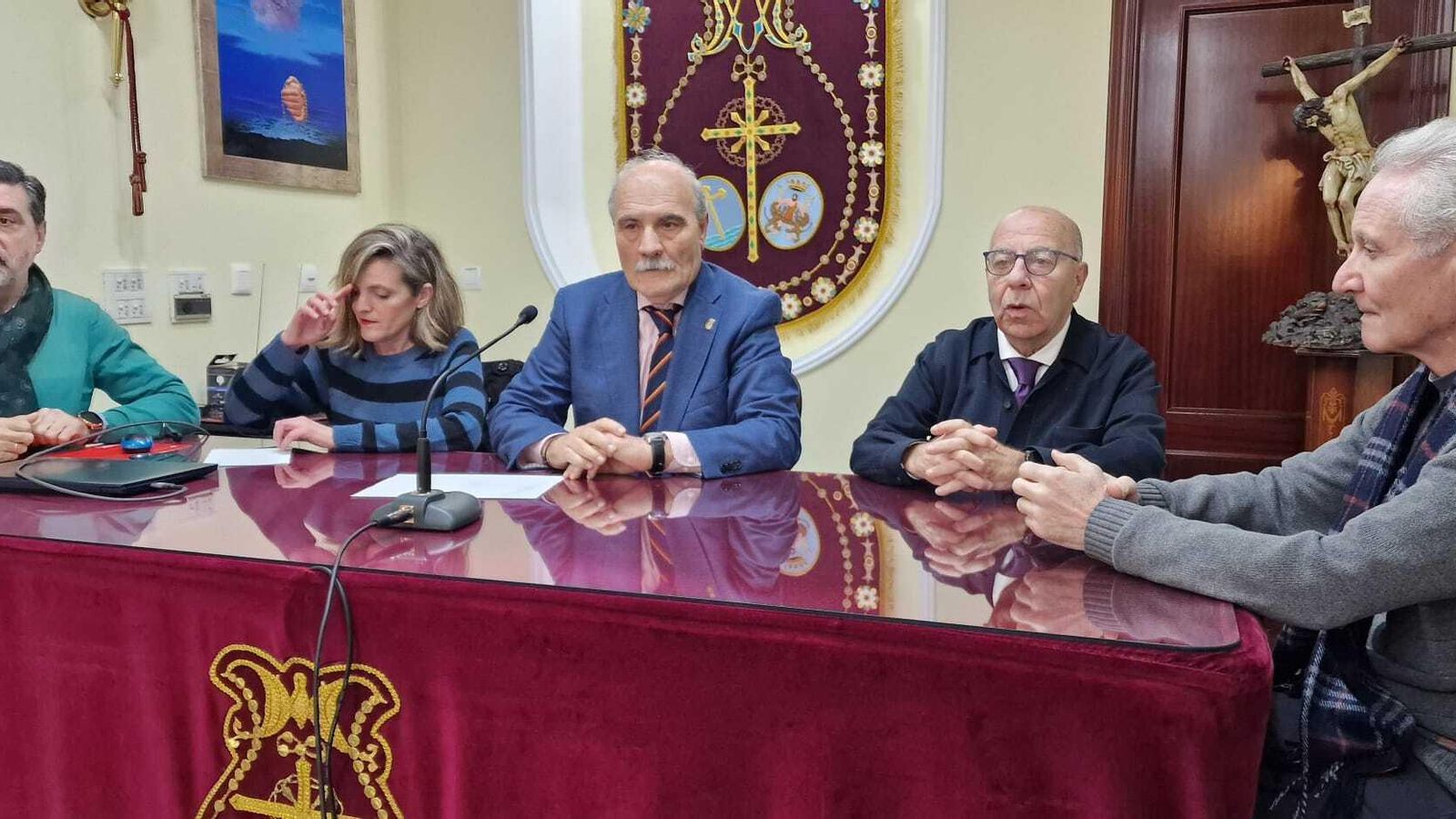 Los concejales Maite González y José Manuel Verdulla asisten al acto de presentación del cartel del vía crucis de hermandades. Los concejales Maite González y José Manuel Verdulla asisten al acto de presentación del cartel del vía crucis de hermandades.