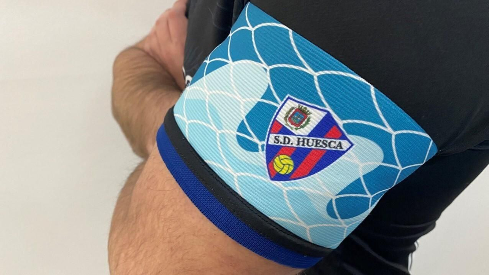 El brazalete del Huesca ante el Málaga.