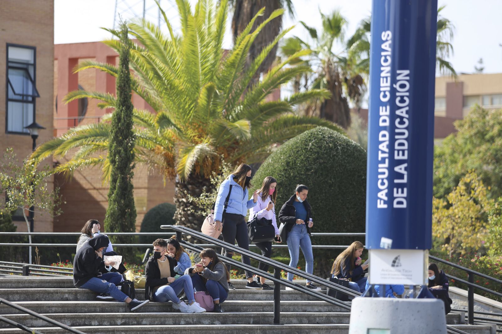 Universitarios en la facultad de Ciencias de la Educación.