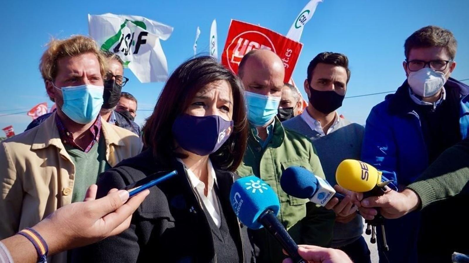 Virginia Pérez, junto al alcalde popular de Los Molares, en la concentración de este martes en Morón.