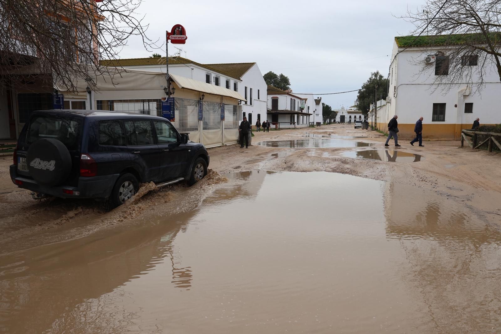 Trabajos para aliviar las inundaciones en El Rocío.