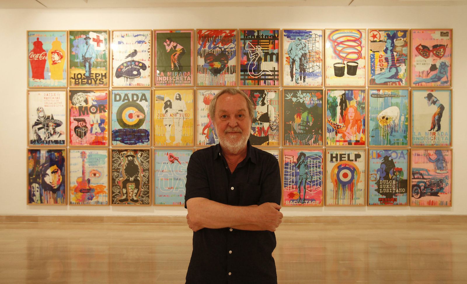 Manolo Cuervo (Isla Cristina, 1955) ante una reunión de sus obras en la Casa de la Provincia.