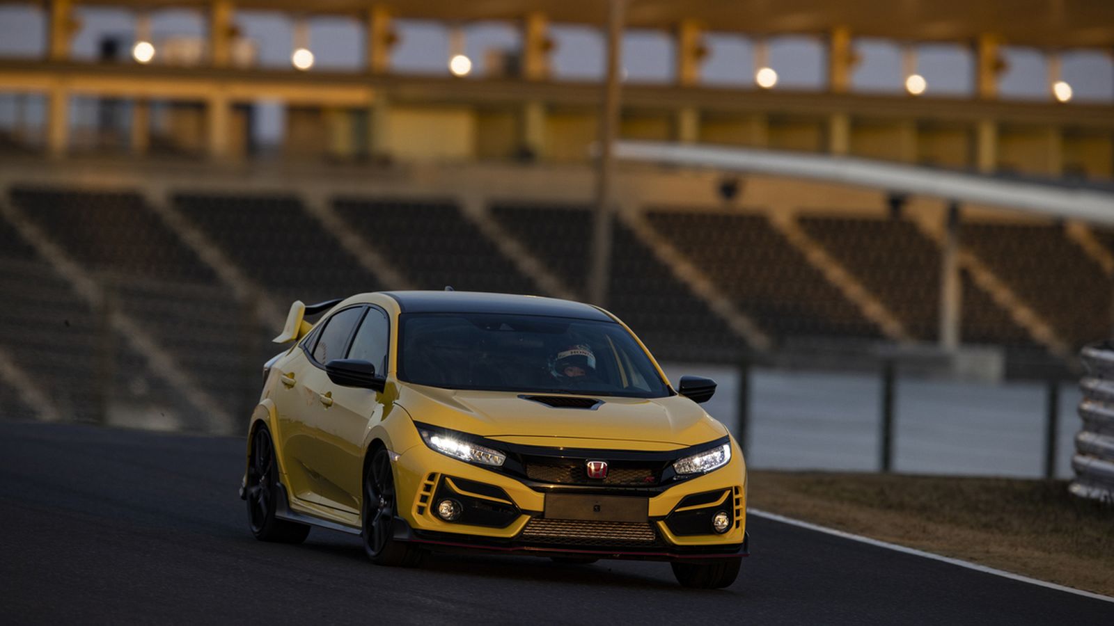 Esta versión se encuentra como pez en el agua en los circuitos. Recientemente obtuvo un nuevo récord para los coches de tracción delantera en el circuito de Suzuka.
