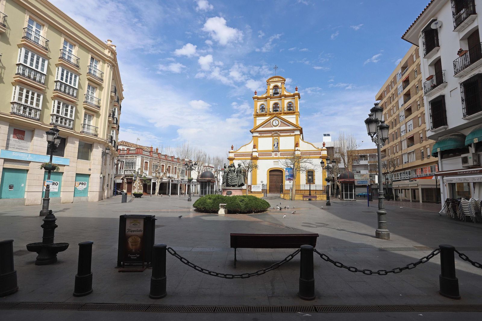 La plaza de la Iglesia de La Línea.