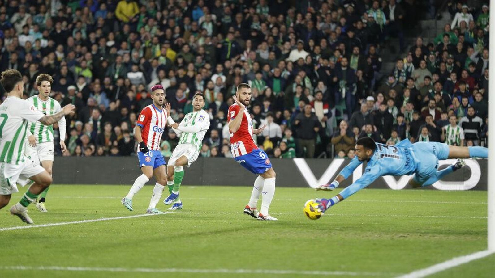 Gazzaniga impide una oportunidad de Ayoze en la primera mitad.