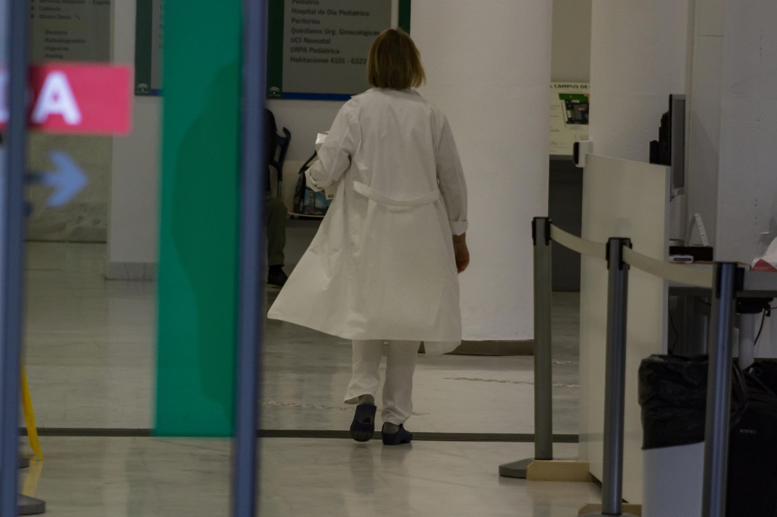 Una facultativa camina por el interior del Hospital San Cecilio del PTS
