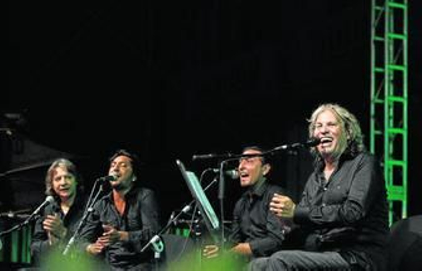 José Mercé acompañado por su cuadro flamenco el lunes en la Plaza Vieja.