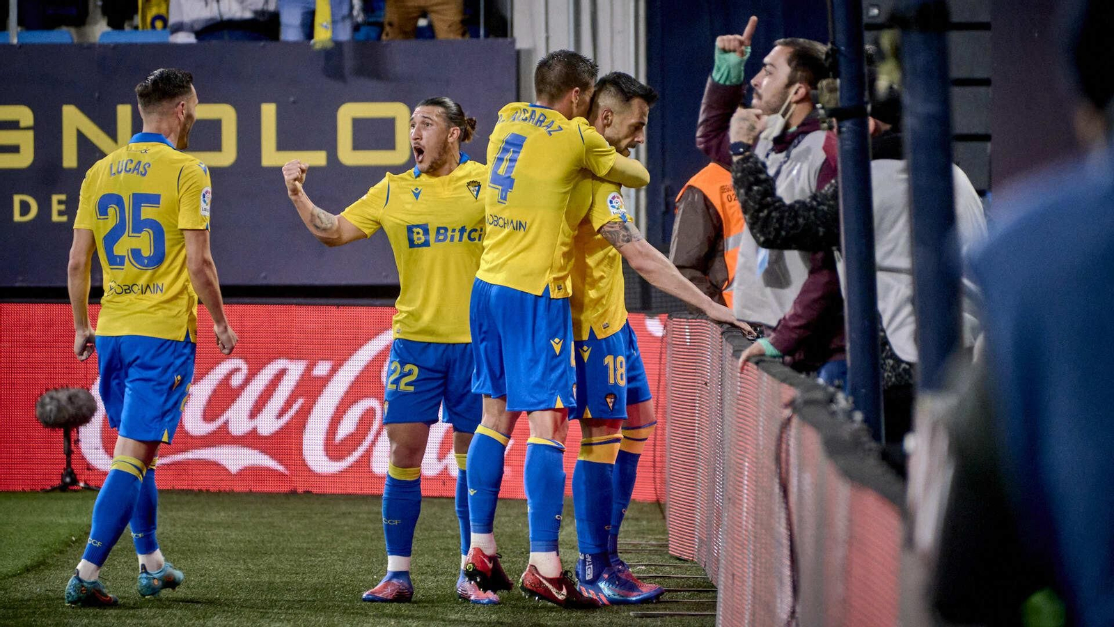 Partido de fútbol entre el Cádiz CF y el Getafe CF.