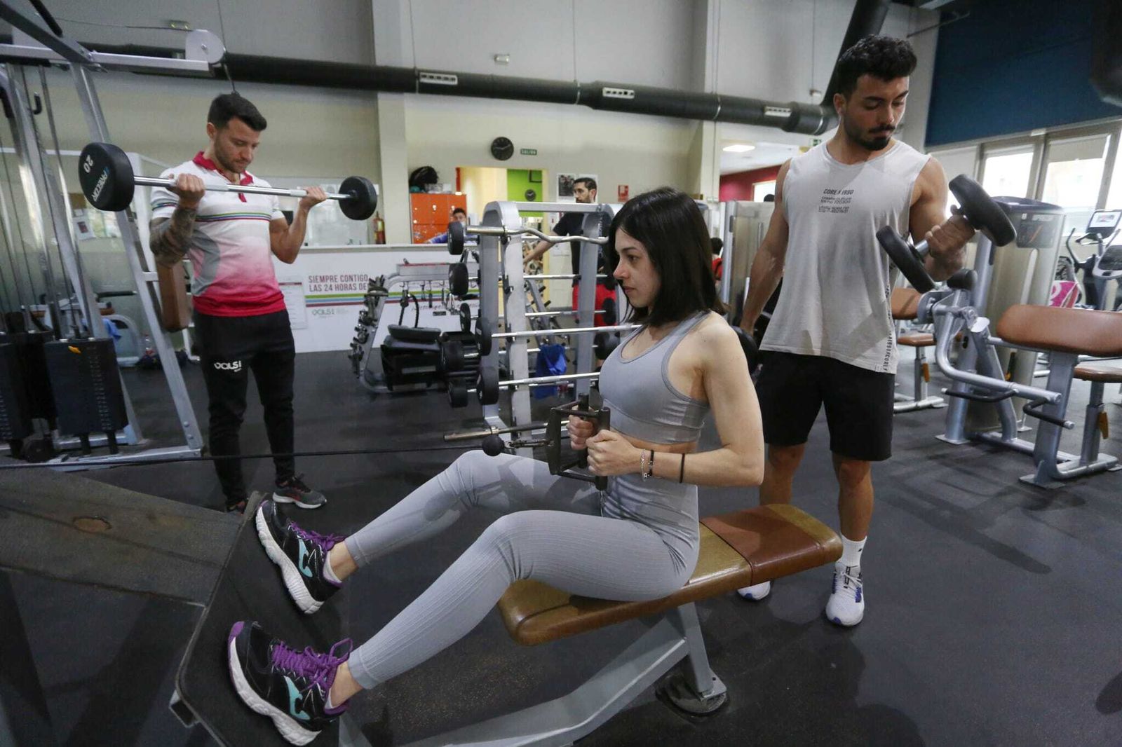 Tres usuarios del Gimnasio Vals, de El Cónsul.