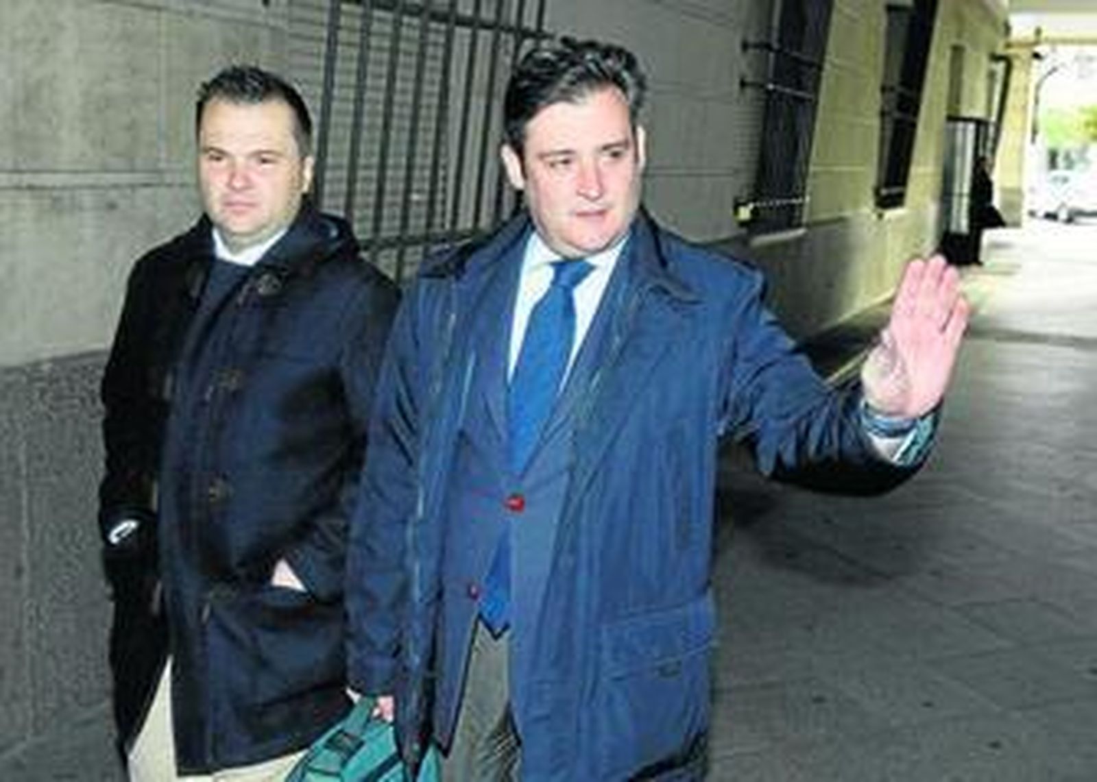 El concejal de Presidencia de Tomares Eloy Carmona, ayer en los juzgados de Sevilla.