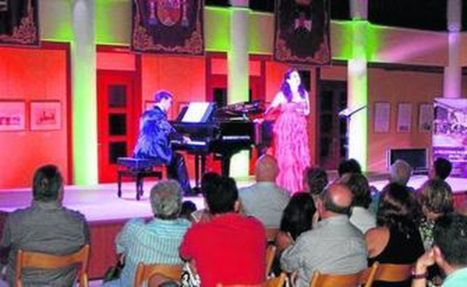 David  Torrecillas al piano acompañando a María del Carmen Gálvez.