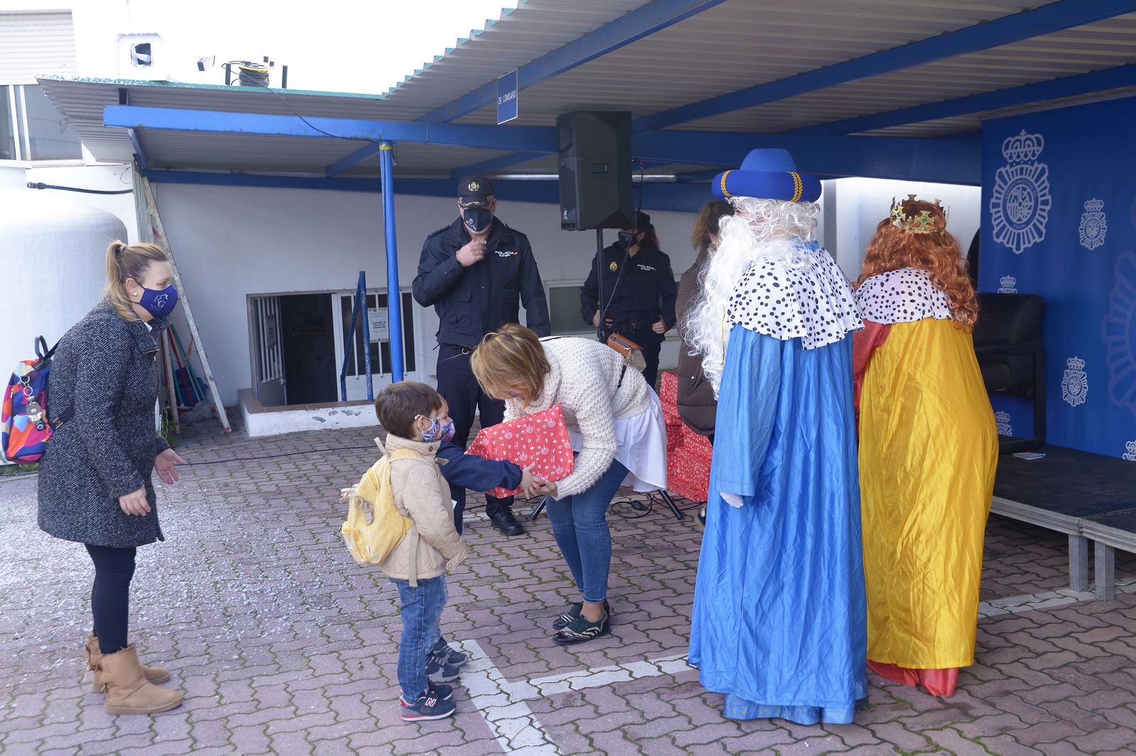 Fotos de la entrega de juguetes a familias por la CNP.