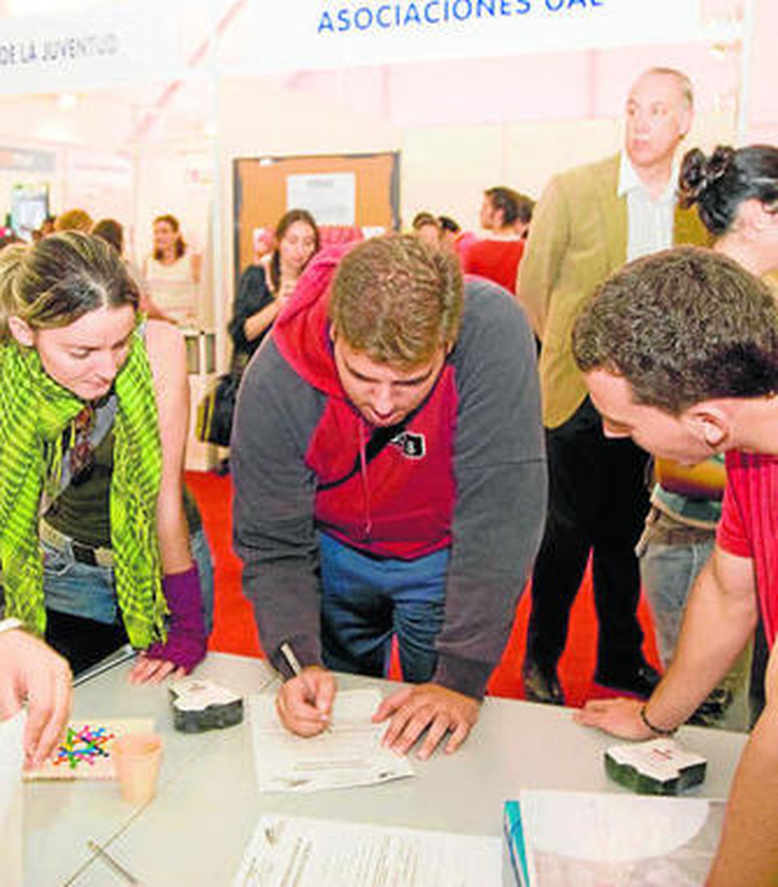 Muchos dejan sus currículums en el Foro de Empleo.