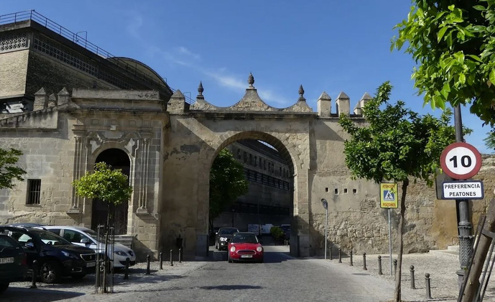 Capilla de la Antigua, anexa a la Puerta del Arroyo. (Jerez).