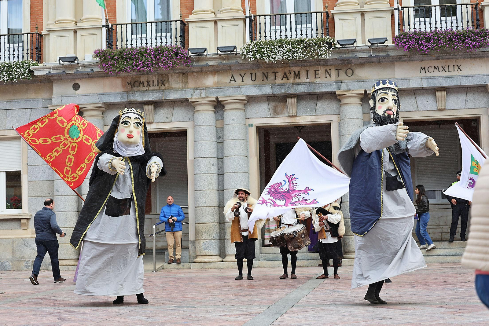 Imágenes del pasacalles de la Feria Medieval de Palos de la Frontera por las calles de Huelva