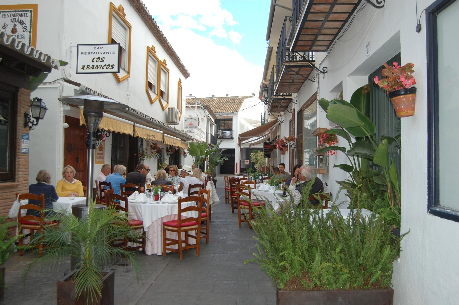 La calle Málaga alberga varios restaurantes.