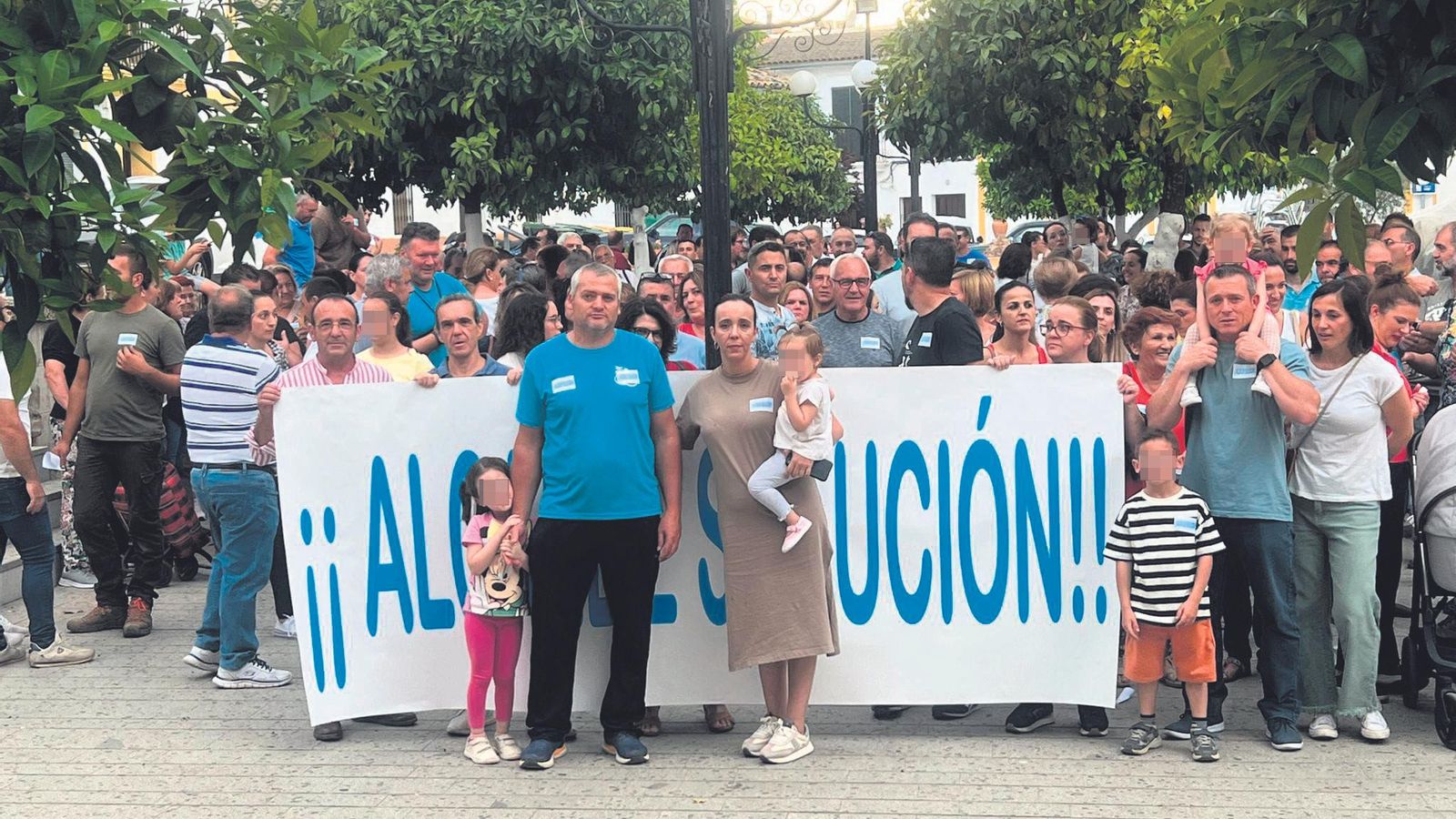 Concentración de protesta en La Puebla de los Infantes.