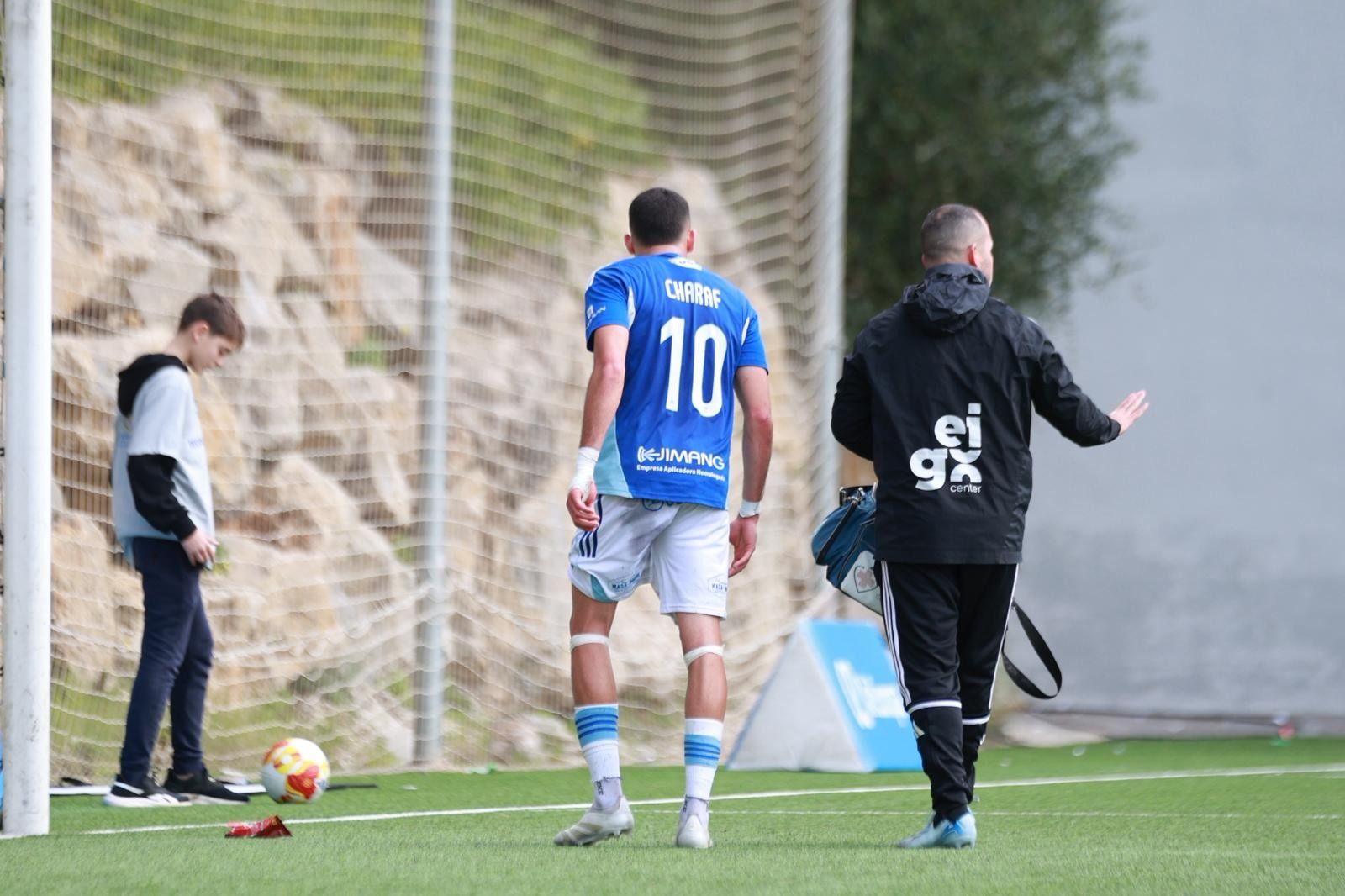 Charaf se retira del terreno de juego en el partido contra el Estepona.