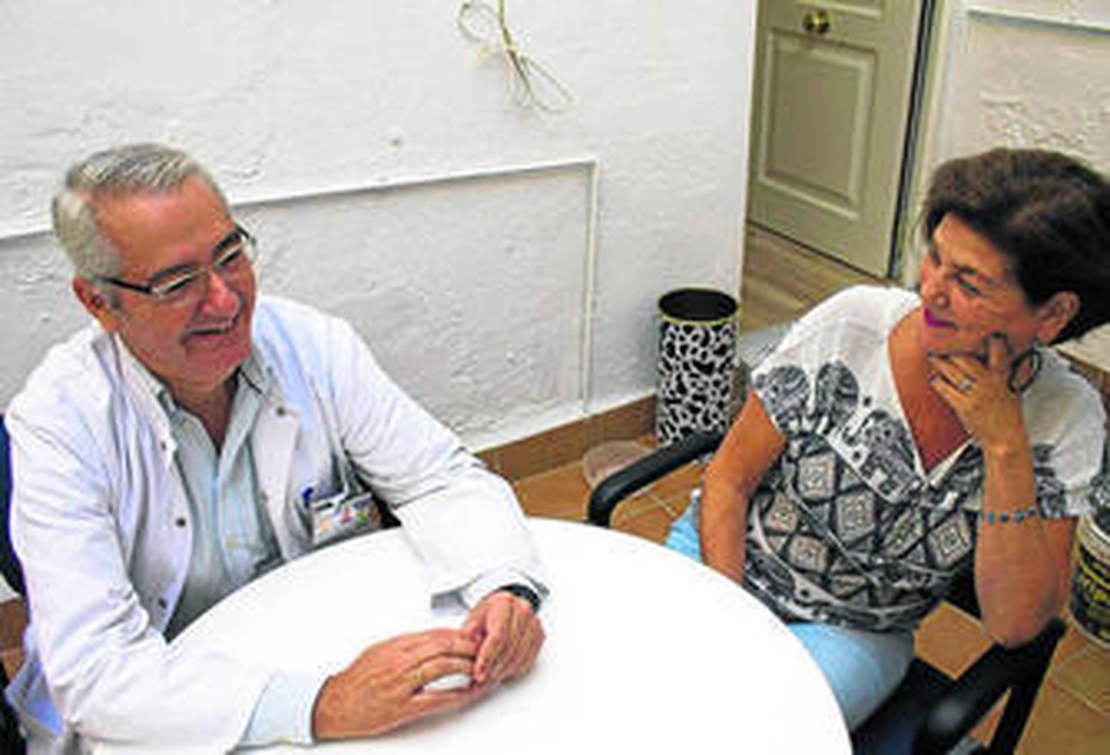 Reyes García-Doncel y Manuel Machuca, en la farmacia que éste regenta en Marqués de Pickman.