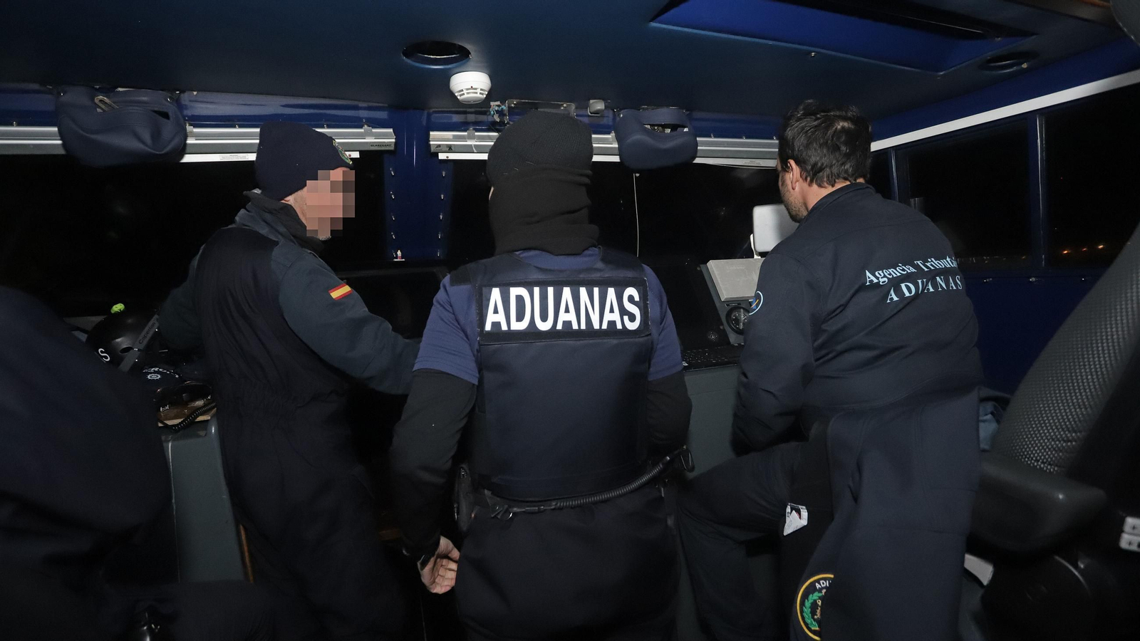 Personal del Servivicio de Vigilancia Aduanera, atrulla en el Águila 2 de Vigilancia Aduanera, a bordo de una patrullera en aguas del Estrecho de Gibraltar