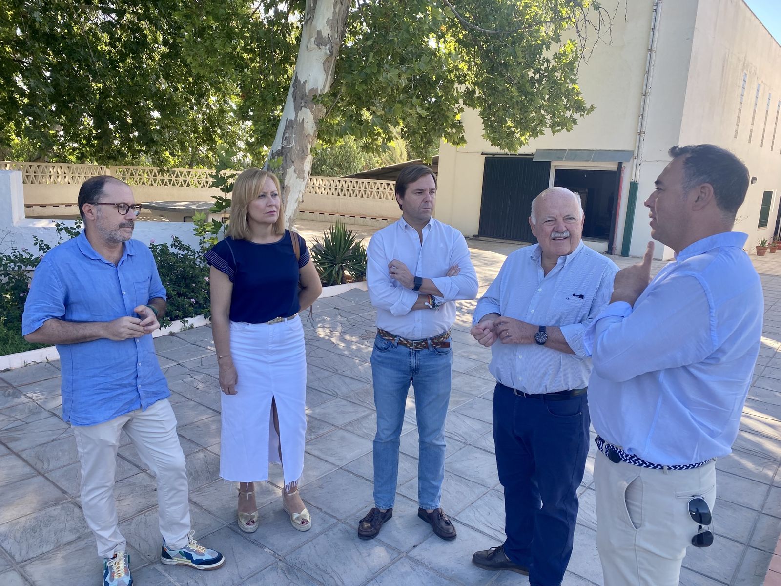 Antonio Repullo, Jesús Aguirre e Isabel Prieto tras una visita a Proyecto Hombre en Córdoba.