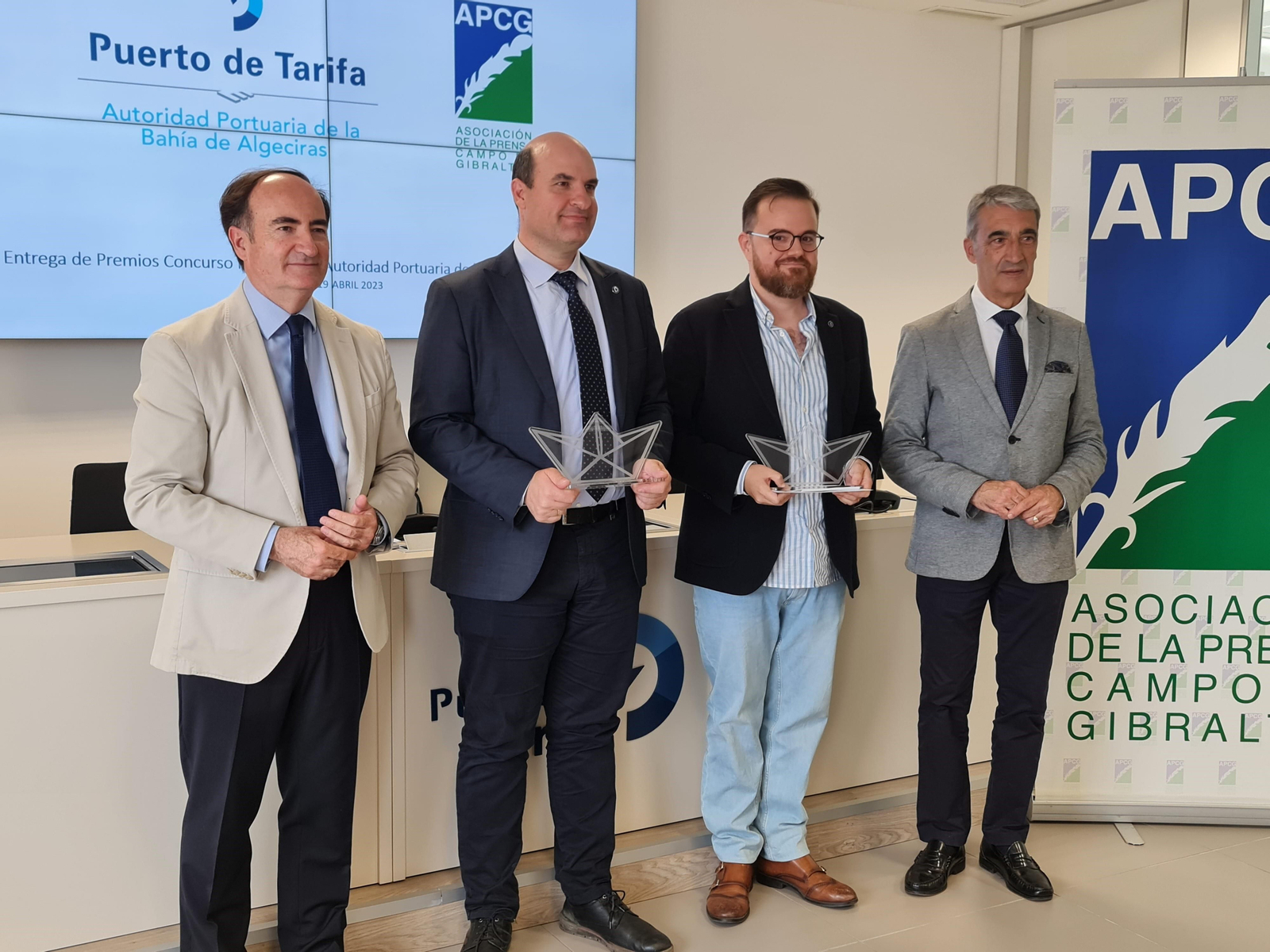 Gerardo Landaluce y Javier Martínez flanquean a los premiados.
