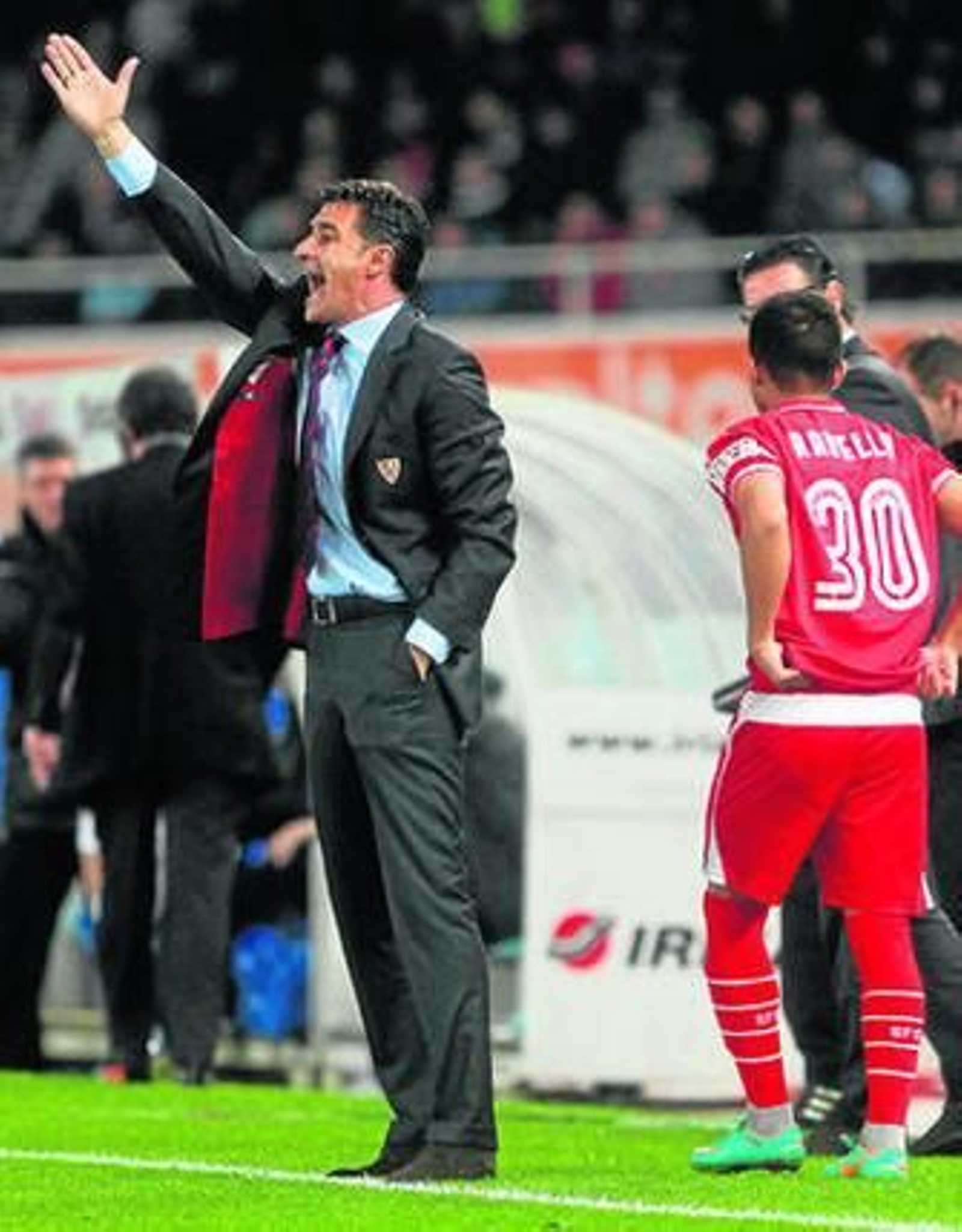 Míchel grita desde la banda mientras se prepara el cambio de Rabello por Reyes.