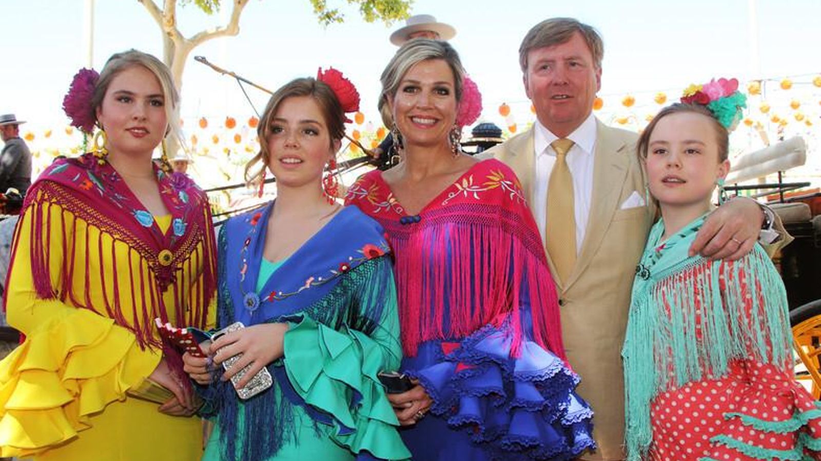 Amalia de Holanda, con sus padres y sus hermanas, en la Feria de Abril en 2019.
