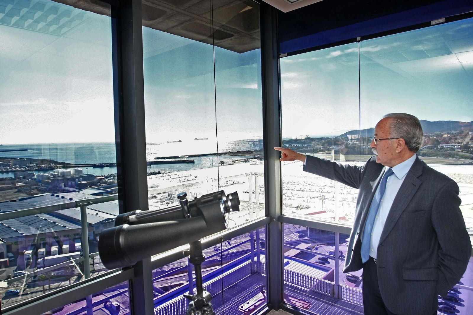 El presidente de la Autoridad Portuaria de la Bahía de Algeciras, Manuel Morón, señala al horizonte en la planta 14 de la torre de control, esta semana.