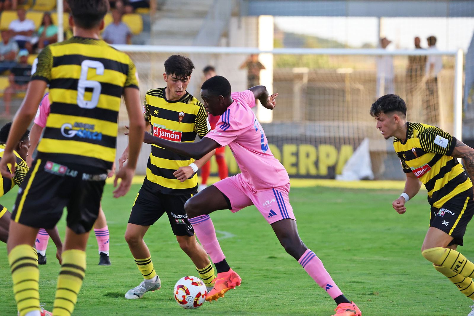 Malam Camará, rodeado de rivales en el encuentro ante el San Roque.