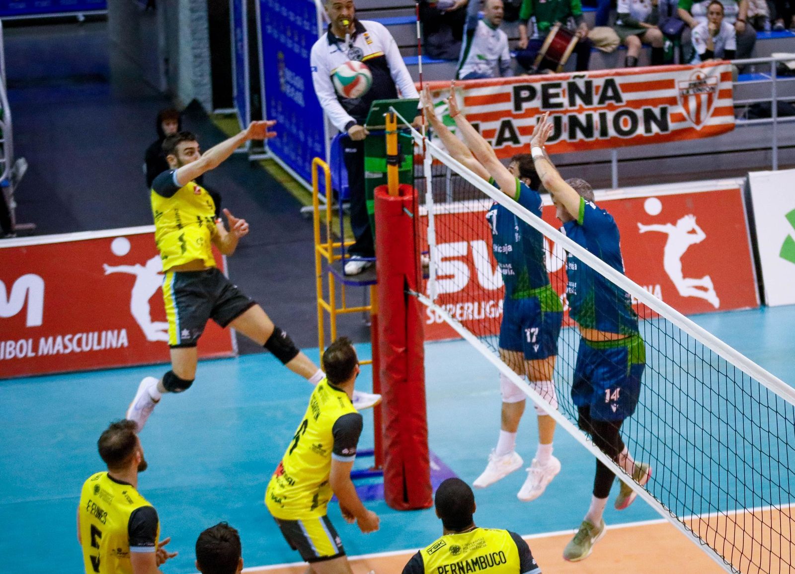 Las imágenes del Unicaja Costa de Almería-Leleman Conqueridor, primer partido del play off por el título de Superliga en Almería