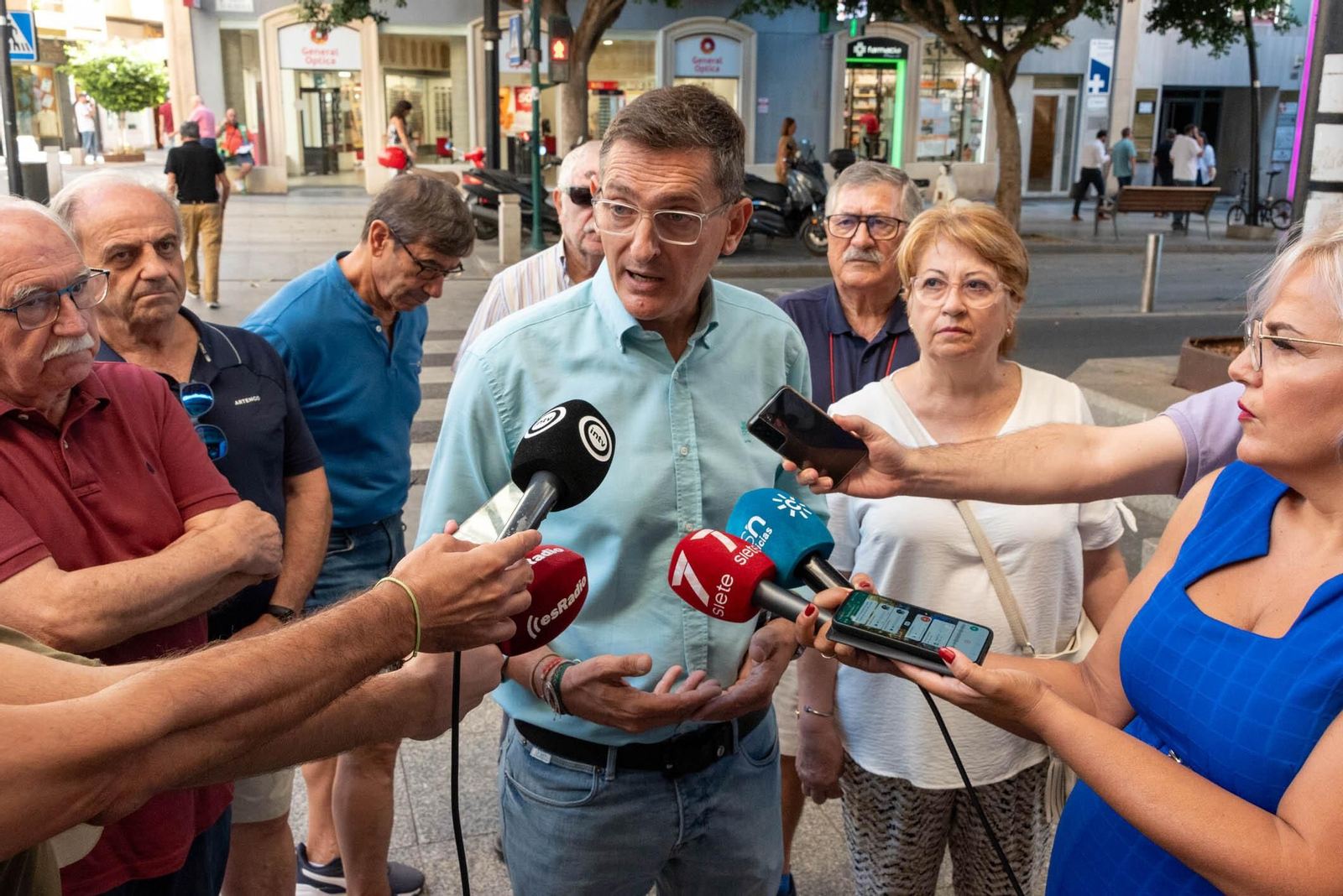 El PSOE denuncia un nuevo agravio de Moreno Bonilla con Almería: no renueva tarjetas para mayores de 65