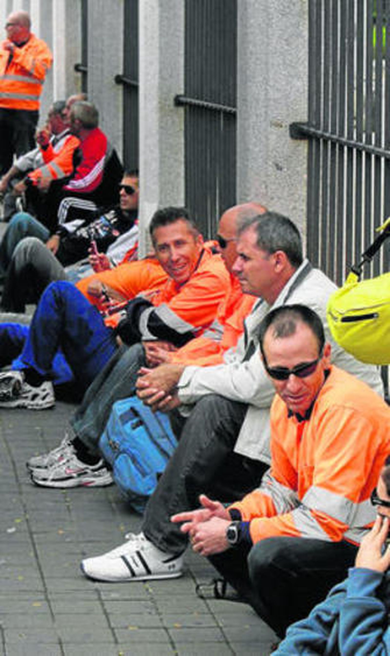 Trabajadores de Elsur en una protesta ante el Parlamento.