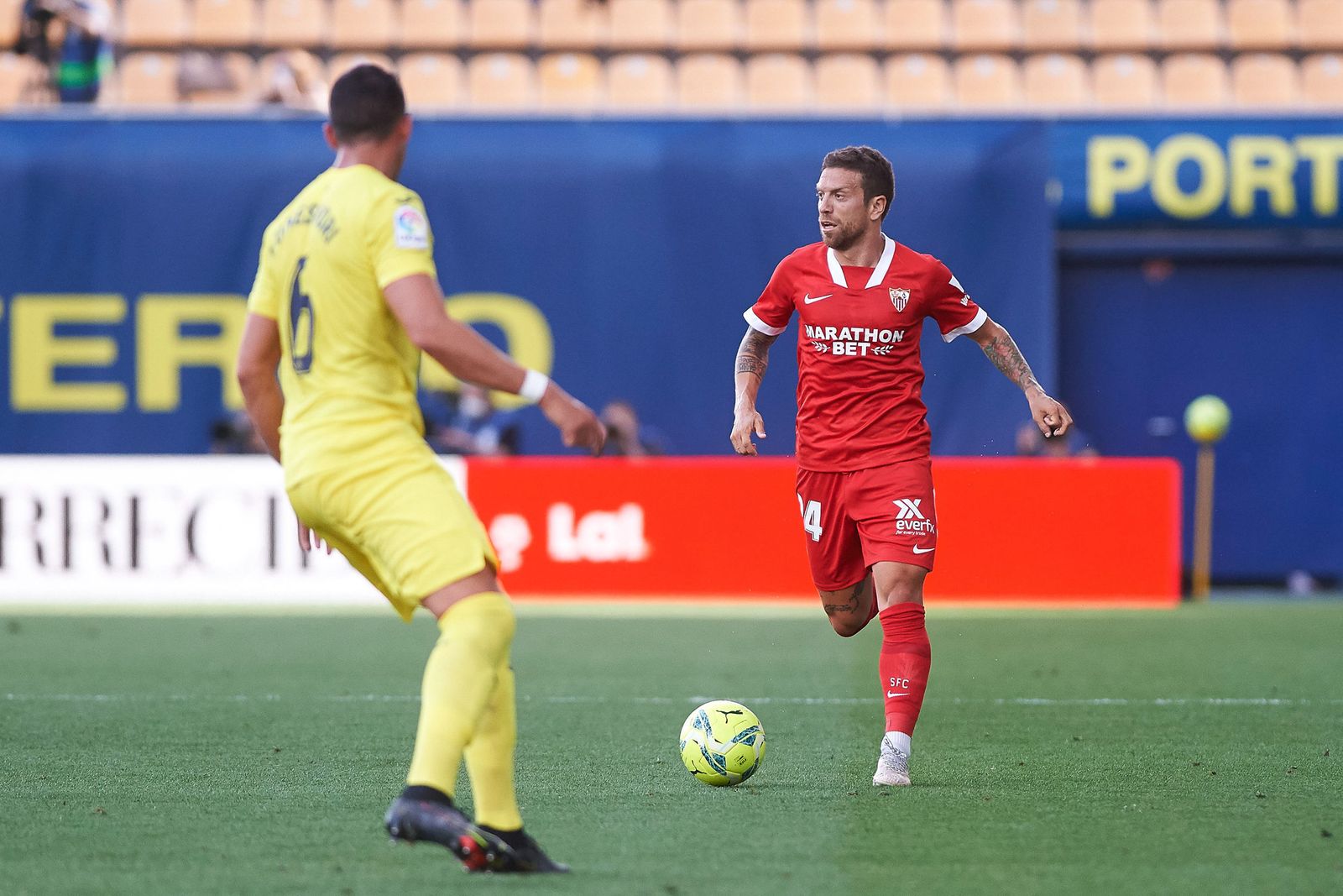 Papu Gómez conduce ante Funes Mori.