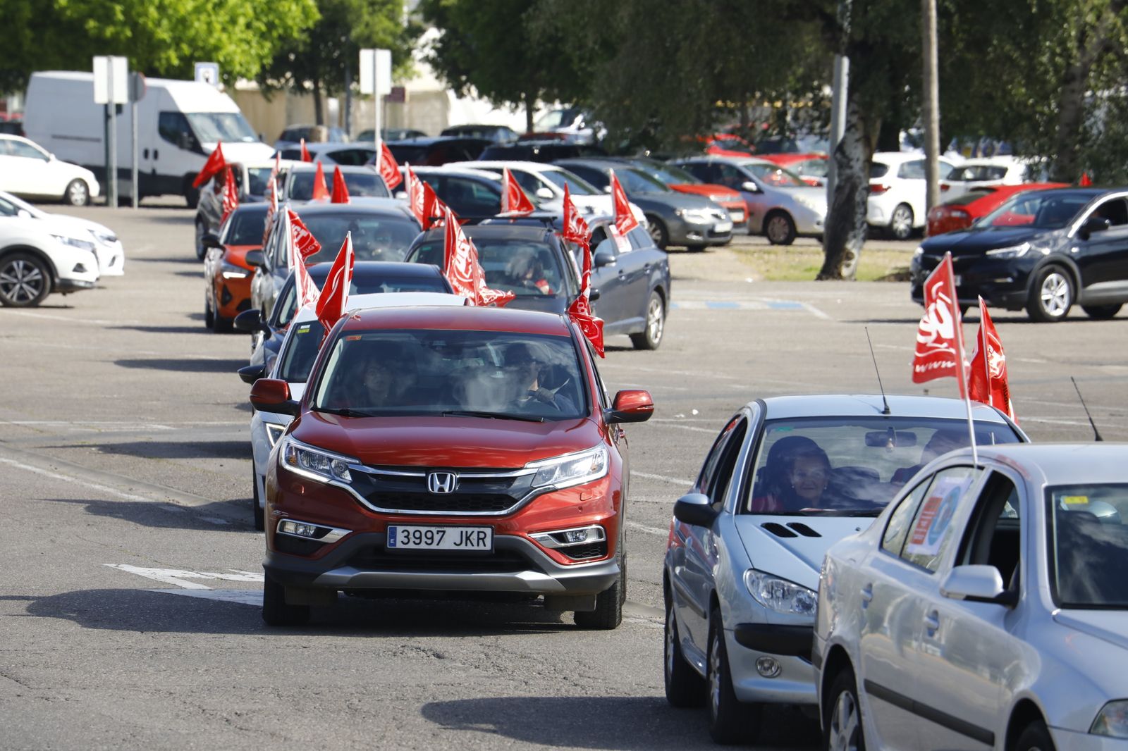 La caravana de coches de UGT en apoyo a las trabajadoras de ayuda a domicilio de Córdoba, en imágenes
