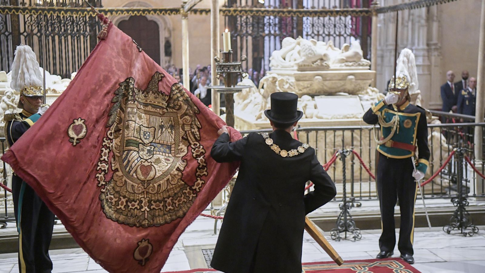 El pendón real es uno de los textiles más valiosos de la colección municipal.