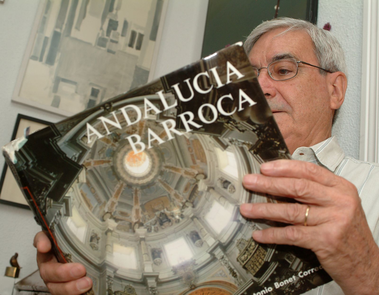 Antonio Bonet Correa, con un ejemplar de 'Andalucía Barroca'.